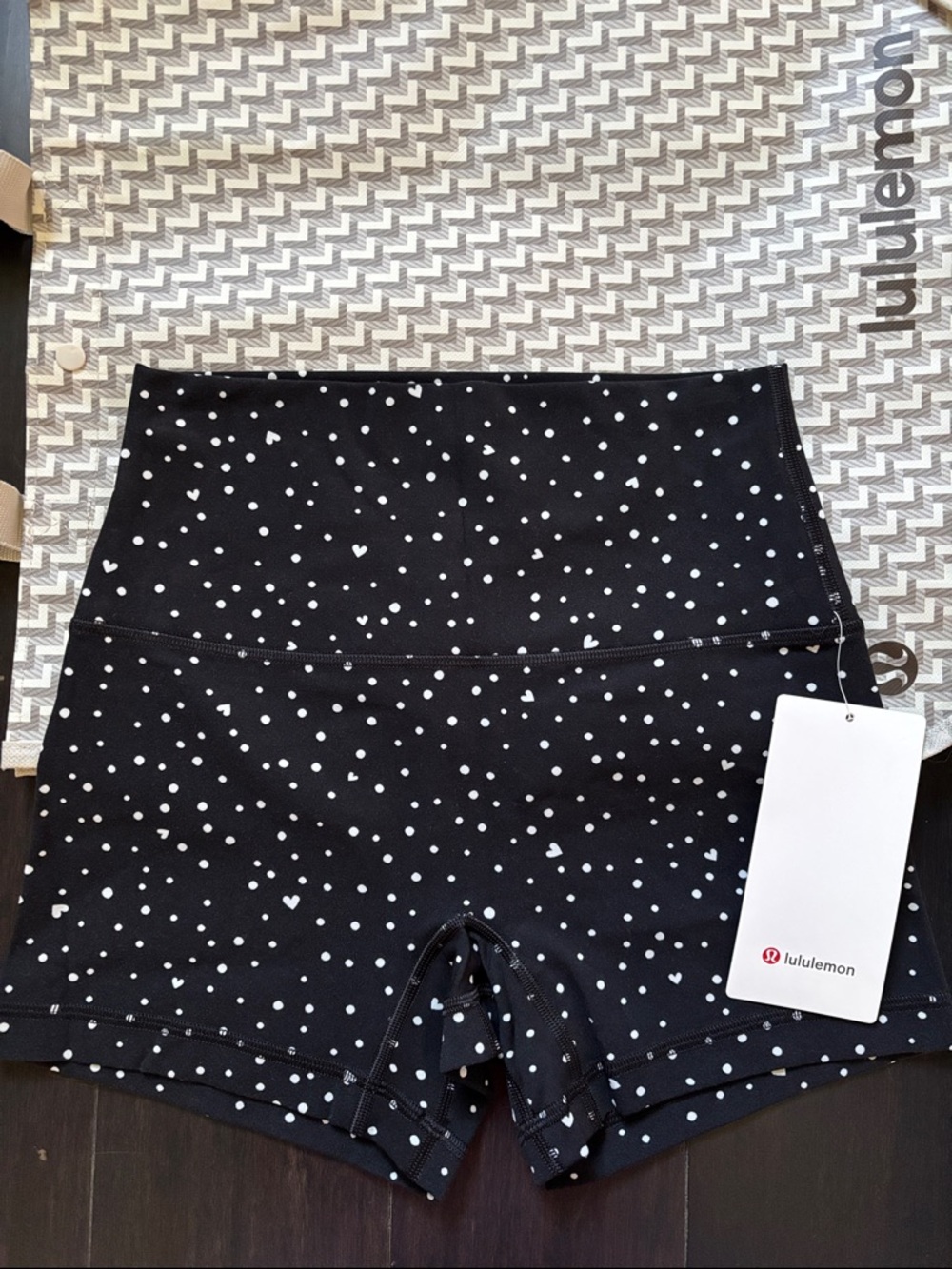 LULULEMON ALIGN NO LINE HR SHORTS 4β in HEART SCATTER DOT BLACK AND WHITE NWT - Picture 3 of 13